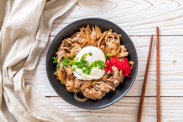 ciotola di riso di maiale con uovo (Donburi) - cibo giapponese