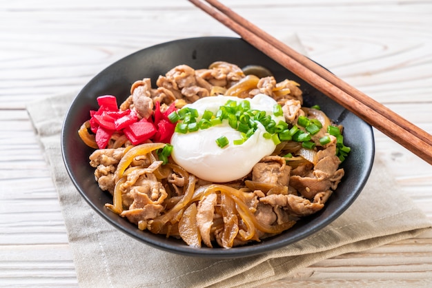 ciotola di riso di maiale con uovo (Donburi) - cibo giapponese