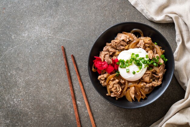 ciotola di riso di maiale con uovo (Donburi) - cibo giapponese