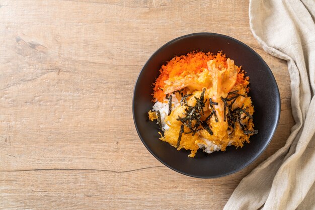 ciotola di riso tempura di gamberi con uovo di gamberetti e alghe