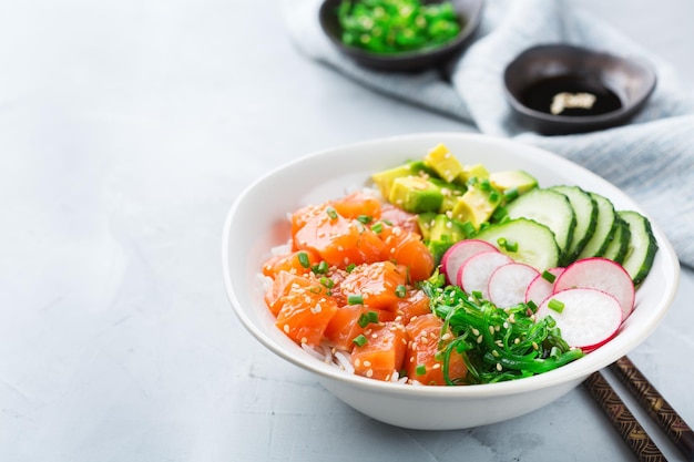 Ciotola di salmone fresco hawaiano per un pranzo sano