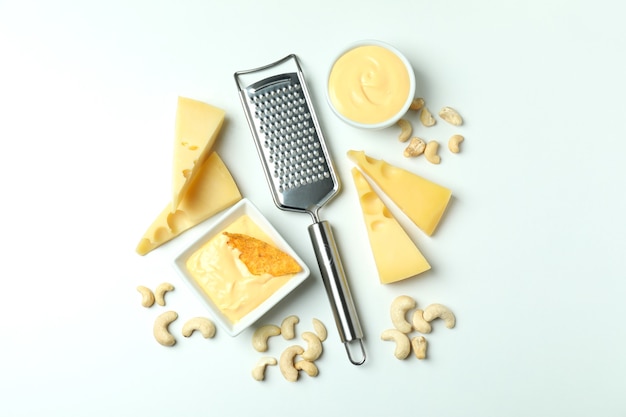 Ciotola di salsa di formaggio e ingredienti su sfondo bianco