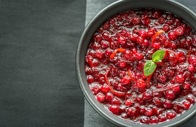 Ciotola di salsa di mirtilli fatta in casa