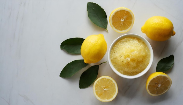 Ciotola di scrub di limoni con limoni sulla superficie bianca prodotto cosmetico naturale per la cura della pelle