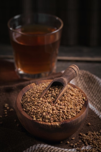 Ciotola di semi di fieno greco e tè giallo al fieno greco egiziano o bevanda methi dana