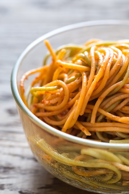 Ciotola di spaghetti colorati