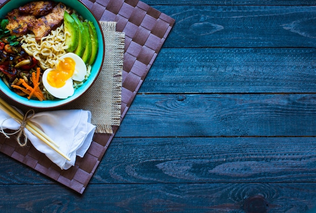 Ciotola di spaghetti giapponesi con pollo, carote, avocado