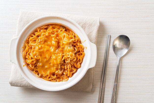 ciotola di spaghetti istantanei piccanti con mozzarella