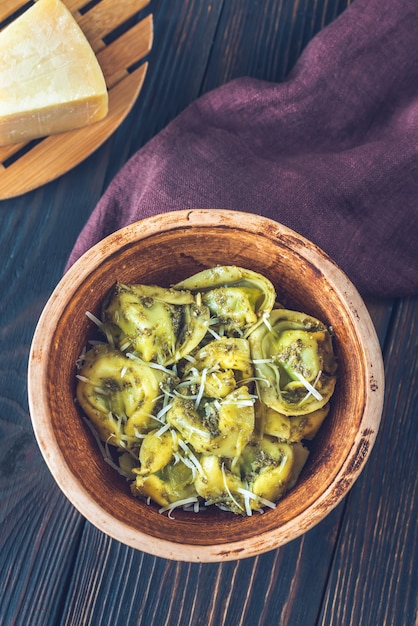 Ciotola di tortelloni ripieni di ricotta