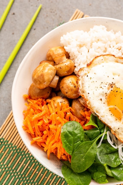 Ciotola di uova e verdure fresche colorate Cibo sano Mangiare pulito