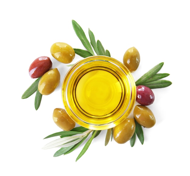 Ciotola di vetro con olio d'oliva su sfondo bianco
