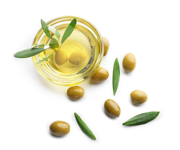 Ciotola di vetro con olio d'oliva su sfondo bianco