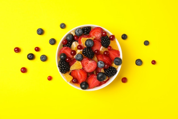 Ciotola di vista dall'alto di insalata di frutta fresca