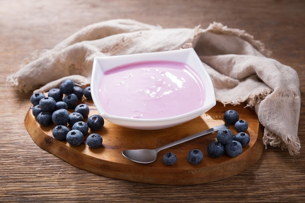 Ciotola di yogurt ai mirtilli con frutti di bosco freschi