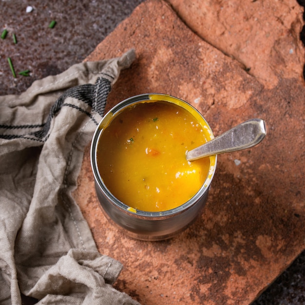 Ciotola di zuppa di carote