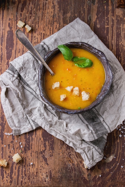 Ciotola di zuppa di carote