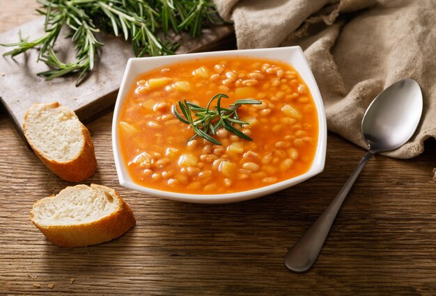 Ciotola di zuppa di fagioli con rosmarino