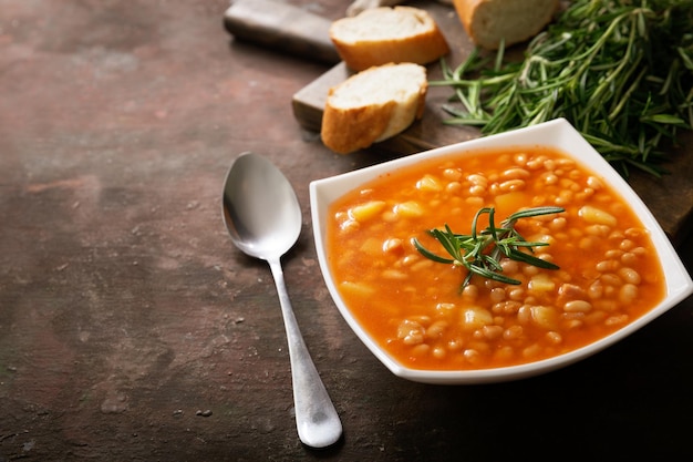 Ciotola di zuppa di fagioli con rosmarino