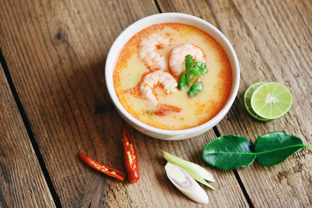 Ciotola di zuppa di gamberetti, zuppa di frutti di mare con gamberi gamberetti Cucina tradizionale tailandese zuppa di gamberi piccante curry