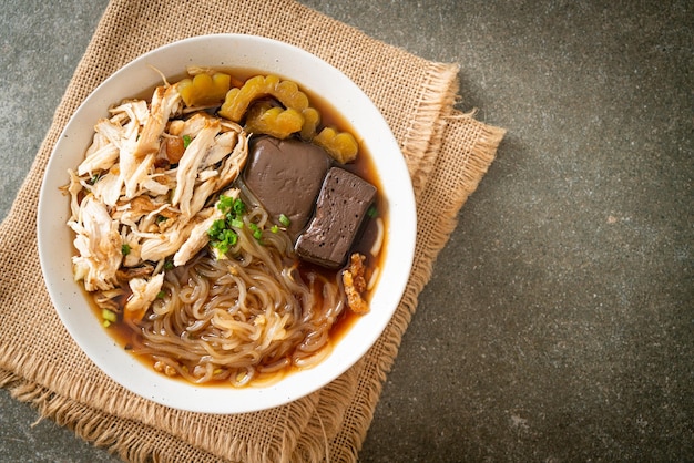 Ciotola Di Zuppa Di Noodle Di Pollo In Stufato