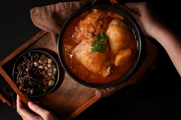 ciotola di zuppa di pollo Massaman Curry