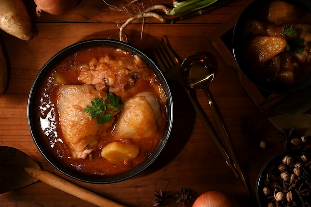 ciotola di zuppa di pollo Massaman Curry