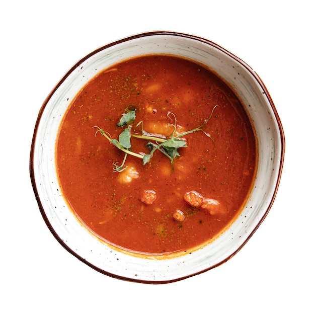 Ciotola di zuppa di pomodoro rosso su sfondo bianco