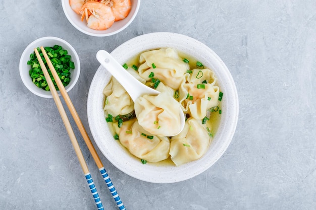 Ciotola di zuppa di Wonton Zuppa di wonton di gamberi o carne di maiale con spazio per la copia di vista dall'alto di cipolla verde