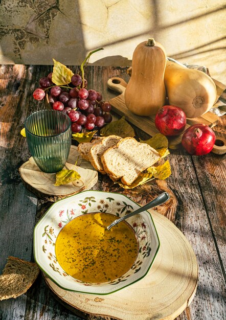 Ciotola di zuppa di zucca calda vegana e vegetariana Cibo autunnale e colori caldi