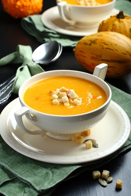 Ciotola di zuppa di zucca con crostino di pane