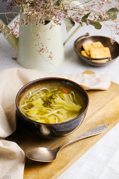 Ciotola di zuppa vegana fatta in casa con noodles