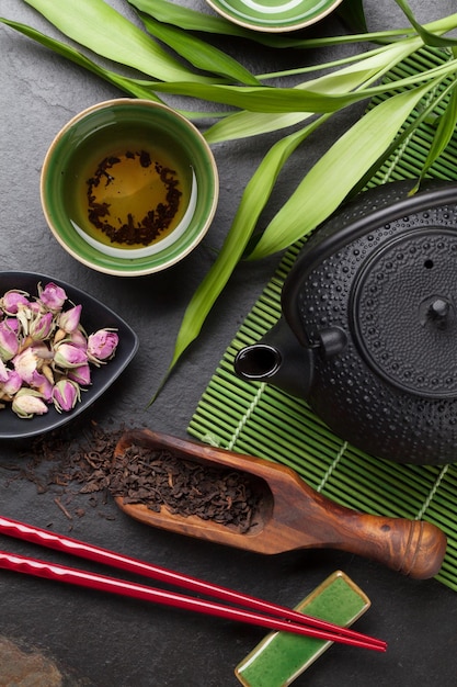 Ciotola e teiera da tè asiatici