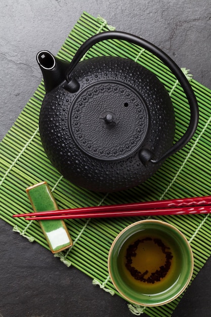 Ciotola e teiera da tè asiatici