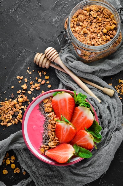 Ciotola frullato con fragole fresche muesli yogurt e semi di chia Colazione Vista dall'alto Spazio libero per il testo