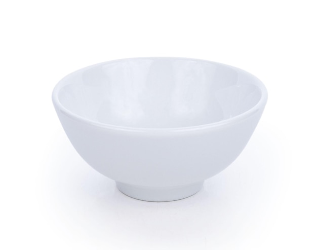 Ciotola in ceramica bianca isolata su sfondo bianco