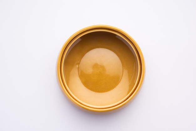 Ciotola in ceramica gialla vuota isolata su sfondo bianco