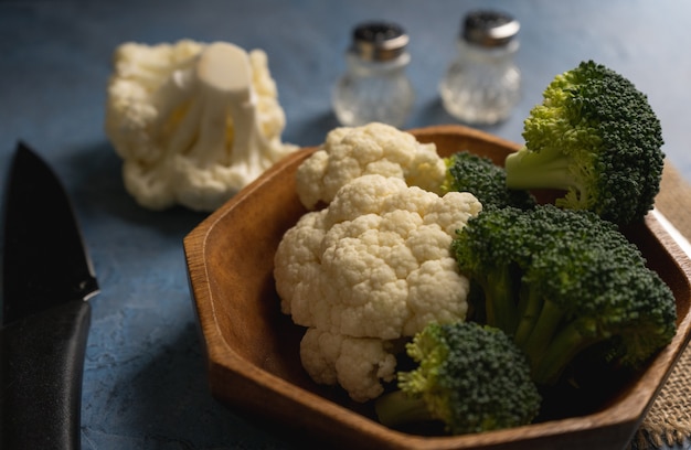 ciotola in legno con broccoli e cavolfiore