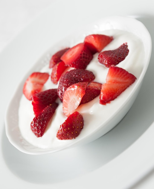 Ciotola in porcellana con fragole e crema di yogurt