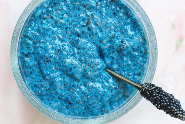 Ciotola per budino di semi di chia spirulina blu superfood e concetto vegano