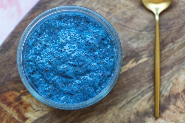 Ciotola per budino di semi di chia spirulina blu superfood e concetto vegano