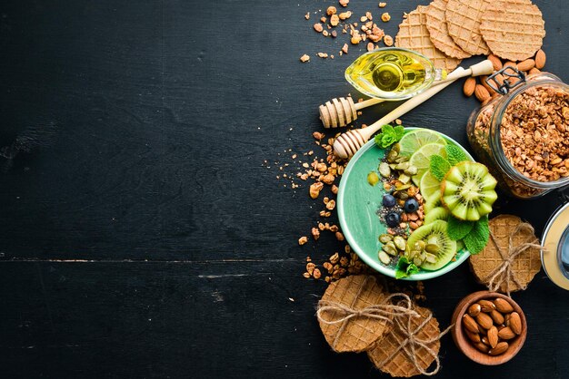 Ciotola per frullati con kiwi spirulina verde menta e semi di zucca Colazione Vista dall'alto Spazio libero per il testo