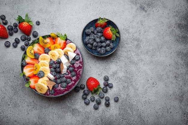 Ciotola per frullato di acai estivo sano con semi di chia freschi