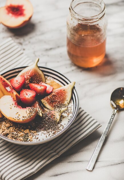 Ciotola per la colazione vegetariana estiva sana con yogurt e miele