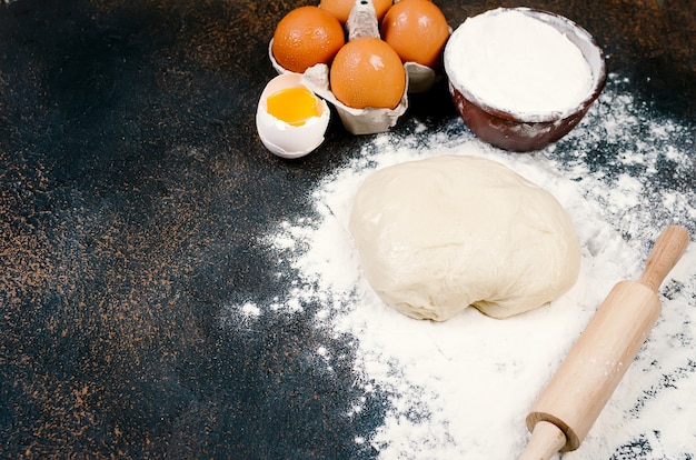 Ciotola per pasta cruda e ingredienti come concetto di panetteria