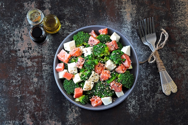 Ciotola Poke con salmone e broccoli.