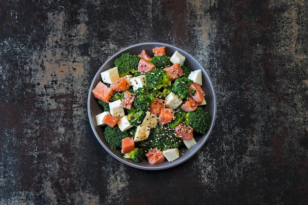 Ciotola Poke con salmone e broccoli.