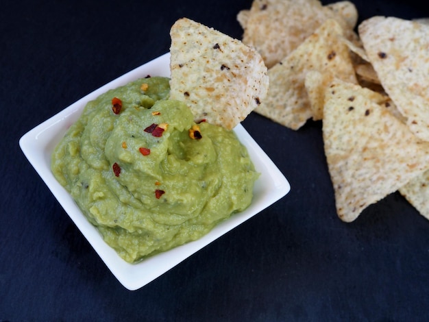 Ciotola quadrata con guacamole e nachos