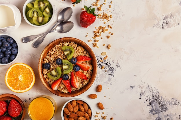 Ciotola sana colazione di muesli e frutta fresca