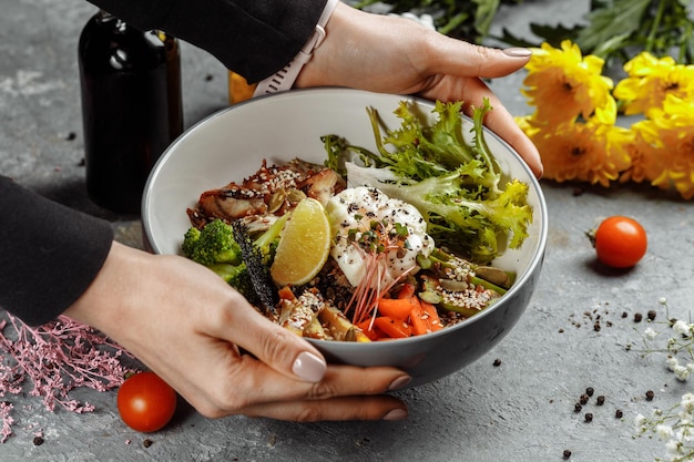 Ciotola sana - insalata di quinoa con tonno, broccoli, avocado su tavola rustica in legno. vista dall'alto