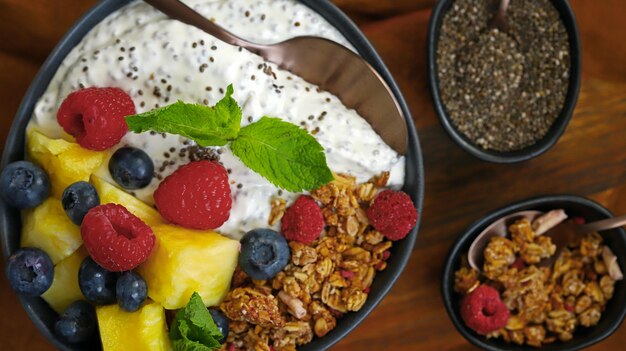 Ciotola sana per la colazione con crunches e frutta allo yogurt di chia